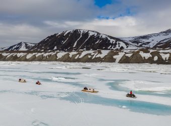 Sneeuwscooter, Baffin Island, Arctisch Canada - Shutterstock